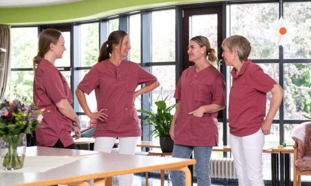 Team von Caritas-Mitarbeitenden steht neben Tisch