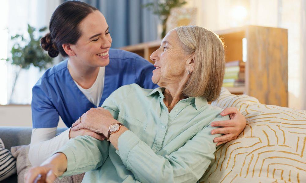 Einfühlsame Pflegekraft hinter Seniorin