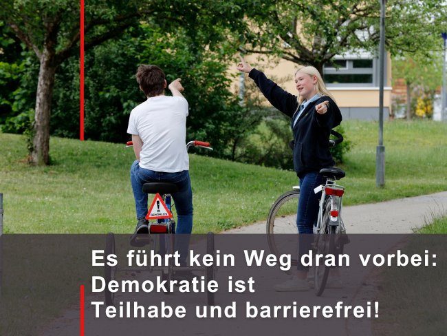 Auf dem Foto sind zwei Menschen beim Fahrradfahren zu sehen. Bildaufschrift: Es führt kein Weg dran vorbei: Demokratie ist Teilhabe und barrierefrei! 