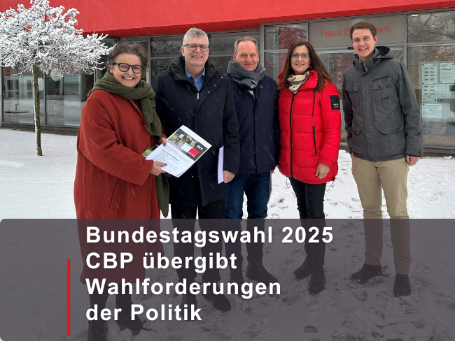 Gruppenfoto: Ute Dohmann-Bannenberg, Referentin des CBP, überreicht dem Bundestagsabgeordneten Christian Haase die CBP-Forderungen an die Politik.