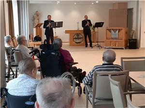 Die Mitglieder des Landespolizeiorchesters Norman Weidmann und Olaf Bittner geben ein Konzert für die  die Bewohnerinnen und Bewohner von St. Nikolaus. 