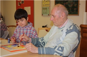 Senior und Junge malen Senior und Junge malen