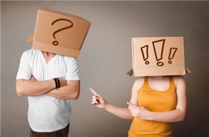 Zwei Jugendliche tragen Pappkartons auf dem Kopf mit Frage- und Ausrufezeichen