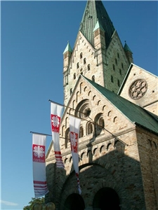 Caritasfahnen am Dom (cpd) Caritasfahnen am Dom (cpd)