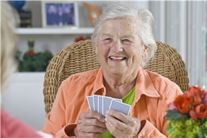alte Frau beim Karten spielen