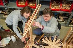 Zwei Mitarbeiterinnen in der Holzwerkstatt