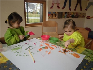 Kinder beim malen 
