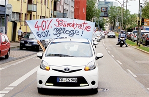 Auto mit Protestplakat