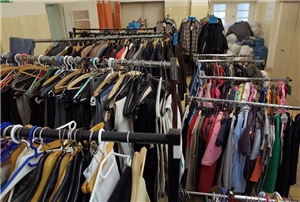Kleiderkammer Ständer mit gebrauchter Kleidung in der Kleiderkammer Berlin