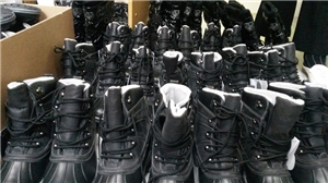 Sachspende Schuhe Dutzende Paar schwarzer Winterstiefel für Männer