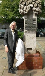 Der Künstler Paul Brandenburg vor seiner Skulptur