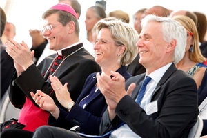 Schirmherrschaft Lea-Mittelstandspreis(v.l.n.r.): Erzbischof Stephan Burger (Freiburg), Ministerin Nicole Hoffmeister-Kraut MdL und Landesbischof Jochen Cornelius-Bundschuh (Karlsruhe). Foto: Uta Rometsch/DiCV RS Lea-PV 01