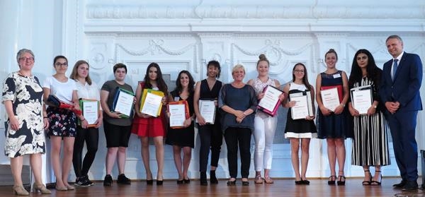 Die Preisträgerinnen des Werkrealschulpreises 2018 mit Ulrike Hahn, Vorstand Diakonie Baden (links), Kultusministerin Susanne Eisenmann (Mitte) und Diözesan-Caritasdirektor Rainer Brockhoff, Vorstand Diözesan-Caritasverband Rottenburg-Stuttgart (rechts). Foto: Markus Mayer/ DiCV FR WRS-Preis 2018_1