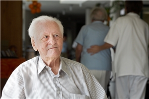 Alter Mann im Pflegeheim Alter Mann im Pflegeheim