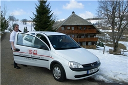 Mitarbeiterin einer Sozialstation unterwegs im Schwarzwald. Sozialstation