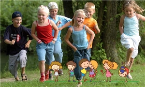 Sechs Kinder laufen auf einer Wiese.