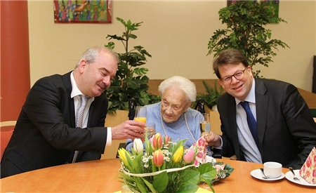 Das Geburtstagskind Margarete Ringwald mit Caritasdirektor Juch und OB Wingenfeld.