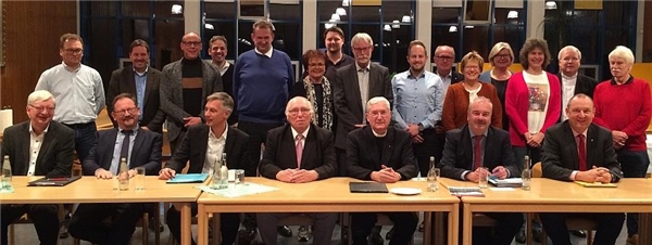 Die Vertreter der Einrichtungen und Dienste des DiCV Fulda haben sich zu einer Gruppe aufgestellt.