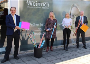 Sachspenden Weinrich Jugendhilfe Die Beteiligten während der Spendenübergabe