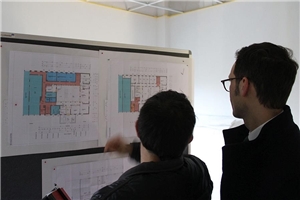 Architekt Swoboda erläutert Stadtbaurat Schreiner die Baupläne