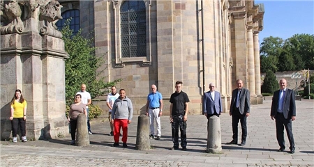 Auszubildende und Verantwortliche stehen im Sicherheitsabstand vorm Fuldaer Dom.