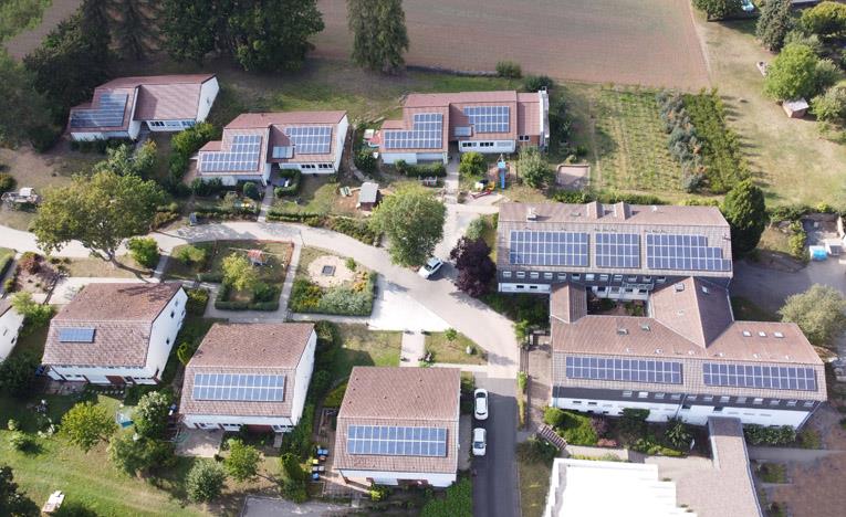 Gebäude aus der Luft fotografiert mit Photovoltaikanlagen auf den Dächern