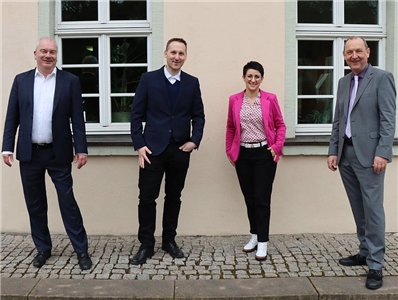 Neuer Einrichtungsleiter Etzel St. .Josef Herr Etzel und die Verantwortlichen der Caritas stehen vor der Geschäftsstelle
