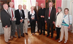 Die polnischen Gäste, Vertreter der Caritas und unser Bischof haben sich zu einem Gruppenfoto zusammengestellt. 