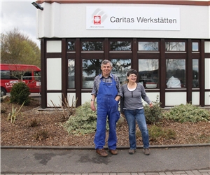 Die beiden Jubilare stehen vor dem Haupteingang der Werkstatt in der Vinzenzstraße und freuen sich sehr.