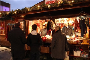 Wir blicken in den Weihnachtsstand des Caritas Werkstätten auf dem Fuldaer Weihnachtsmarkt 2015