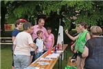 Bundesgenerationsspiele Kinder und Erwachsene stehen vor einem Stand, hinter dem Jugendliche Generationsspiele anbieten.