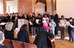 Wir sind zu Gast bei der Preisverleihung in Stadtschloss Fulda. Der Chor des Caritasverbandes wurde durch die Kinder und Jugendliche des Projektes Rosenbrot verstärkt und singt vor der Festgemeinde ein Segenslied.