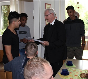 Generalvikar Stanke überreichte allen Jugendlichen zum Dank für das Informationsgespräch einen Geschenkgutschein.