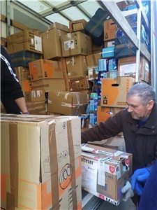 Transport_bei_der_Ankuft Lkw-Entladung in der Ukraine