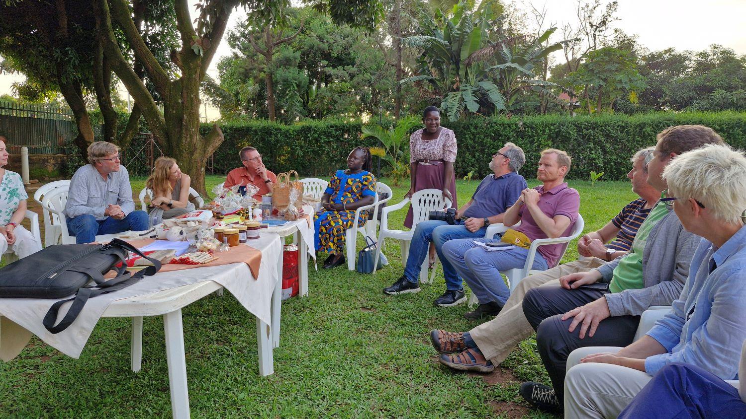 Gruppe sitzt in eine Garten