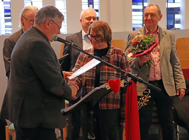 Gratulation einer Absolventin von Generalvikar Prälat Christof Steinert