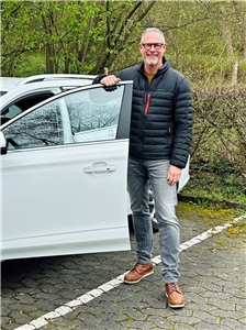Harald Schäfer vor einer Einsatztour am Dienstfahrzeug