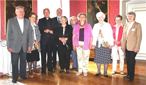 Die Polnischen Besucher sind zu Gast beim Bischof. Mit dem Caritasdirektor haben sie sich einer Ecke des Raumes zusammengestellt.