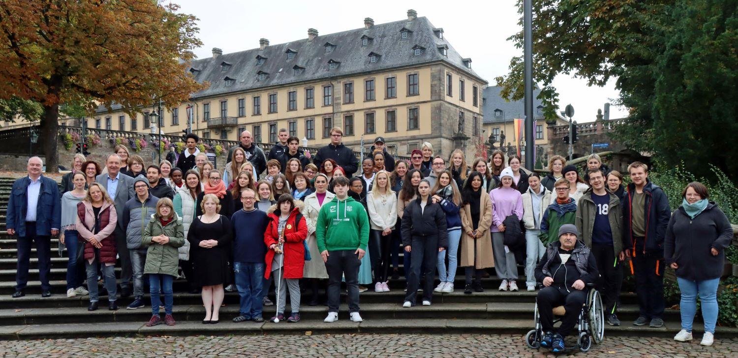 Beisammen stehen Auszubildenden und Studenten des Jahres 2023 aus allen Bereichen der Caritas Fulda.