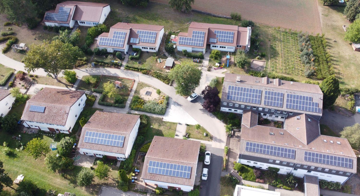 Dächer der Carisma-Werkstatt und des Jugendhilfeverbunds St. Elisabeth mit Photovoltaikanlagen