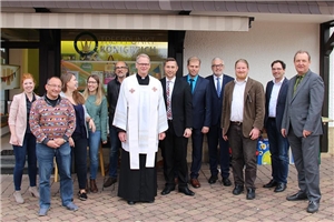Gruppenfoto vor dem Zentrum – die im Text erwähnten  Redner stehen rechts außen - v. re.: Erb, Henkel, Schneider, Jünemann, Pfarrer Maleja in der Mitte.