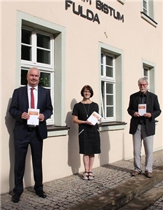 Auf dem Foto v. li. Dr. Markus Juch, Elvira Diel, Franz Meyer