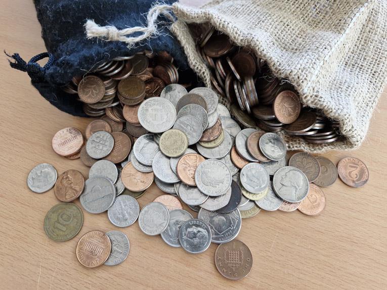 2 Beutel aus denen Fremdwährungen rollen