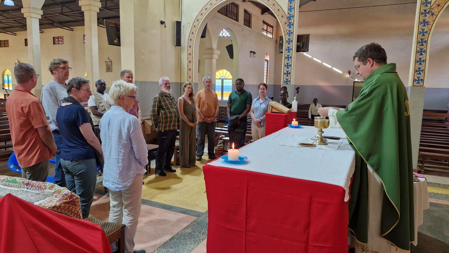 Teilnehmer eines Gottesdienst in