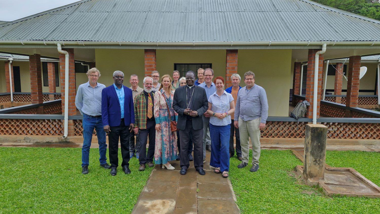 Gruppenfoto in Gulu mit Erzbischoff