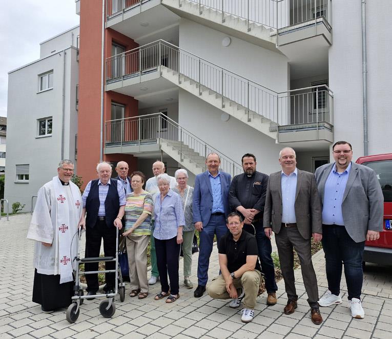 Mehrere Personen stehen vor dem Haus Stephanus