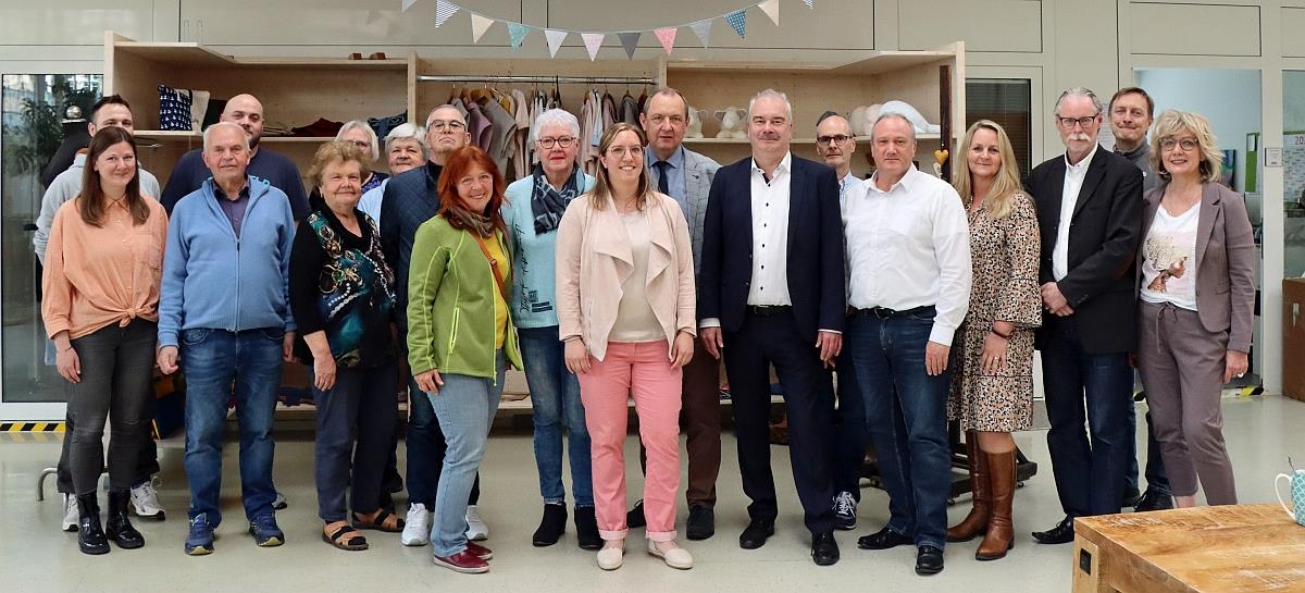 Das Gruppenfoto zeigt die Vertreterinnen und Vertreter der Caritas Fulda gemeinsam mit den ehrenamtlichen Helferinnen und Helfern sowie weiterer Unterstützer des Projektes „HOTRoom“, die beim Helferfest anwesend waren