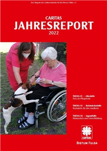 Titelseite des neuen Jahresreports 2022 der Caritas im Bistum Fulda - Ältere Rollstuhlfahrerin mit Hund
