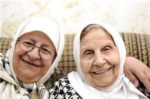 Zwei ältere Damen mit hellen Kopftüchern