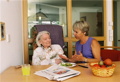 ältere Dame im Gespräch mit jüngerer Dame